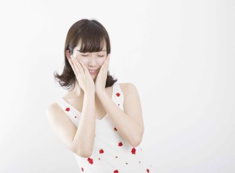 女性　ポートレート　表情　嬉しい　恥ずかしい　上半身　ノースリーブ　白バック