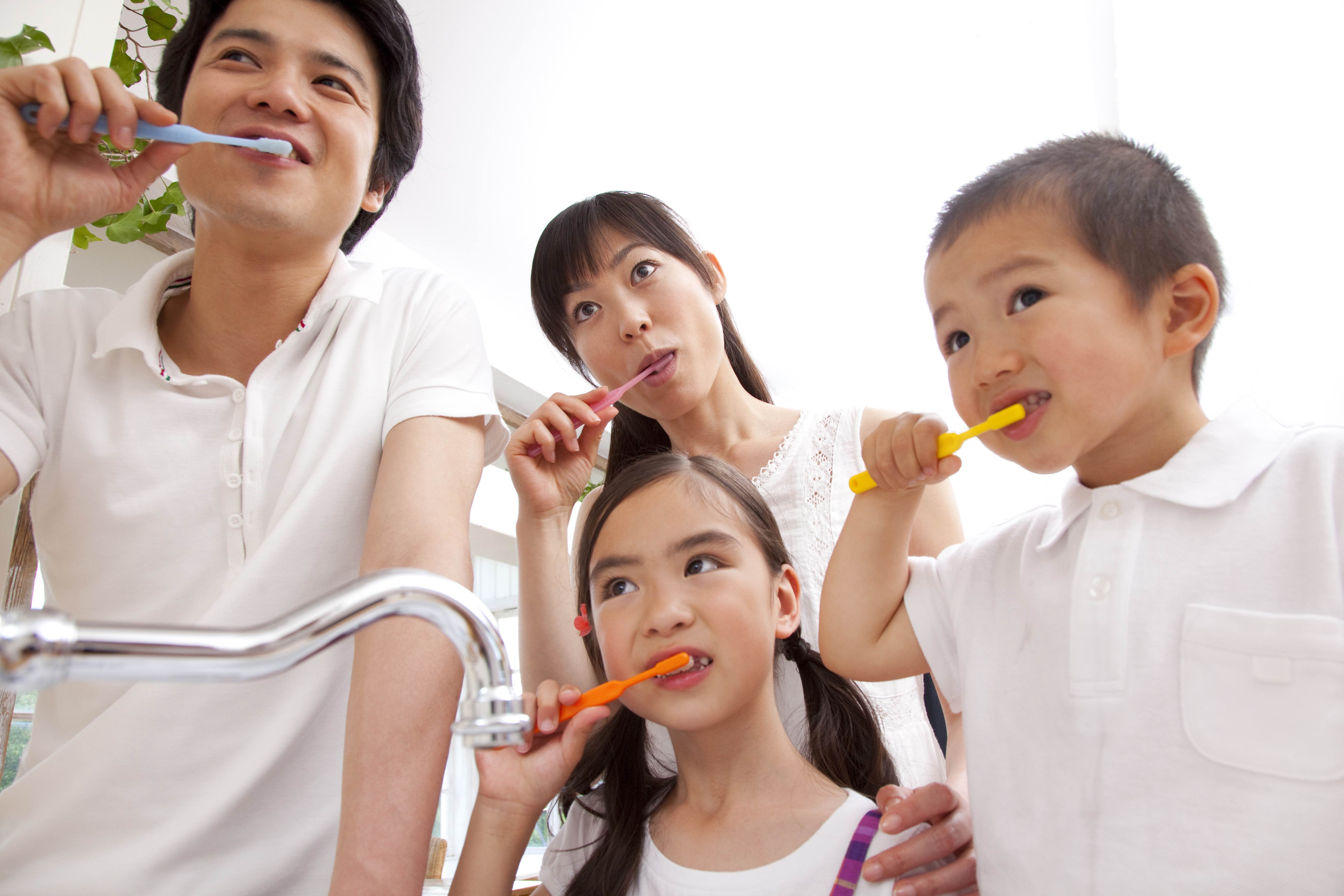 歯磨きをする家族